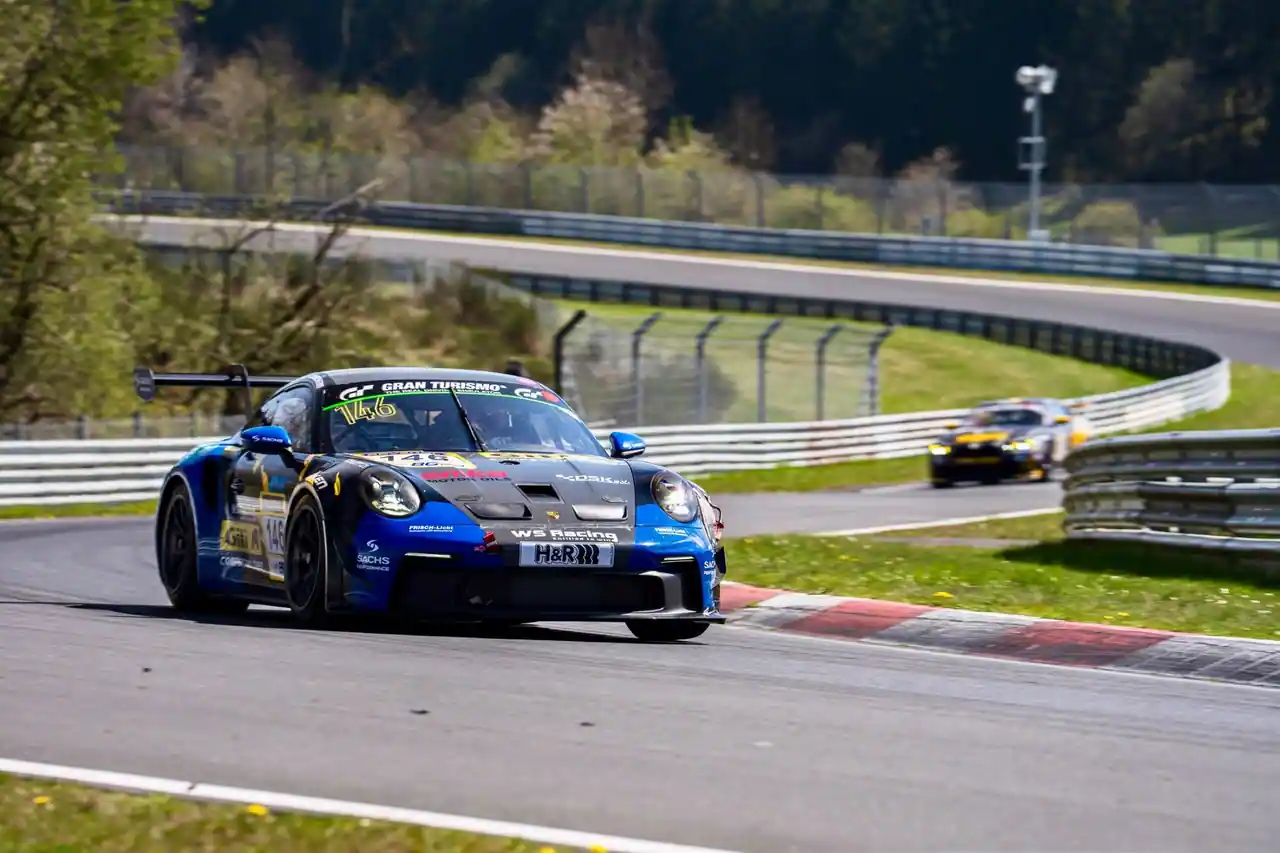 Blauer Porsche 911 GT3 Cup auf der Nürburgring-Strecke mit sichtbaren Sponsorenflächen.