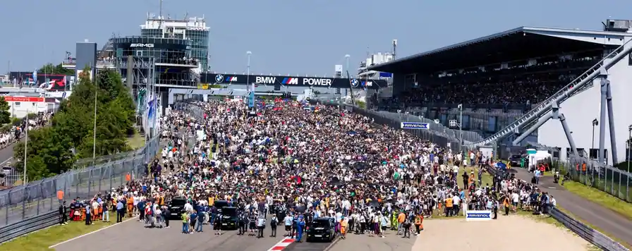 Besucher auf der Startgeraden beim Gridwalk am Nürburgring.