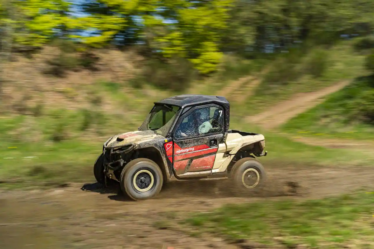 Seitliche Aufnahme eines fahrenden Buggys im Offroadgelände.